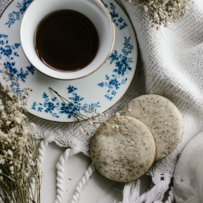 Trà thảo mộc-Tách trà và bánh quy.