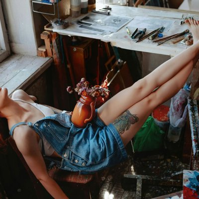 cô gái cung hoàng đạo thông minh bên giá vẽ