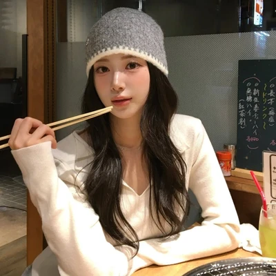 Người mẫu với làn da đẹp đang thưởng thức các thực phẩm