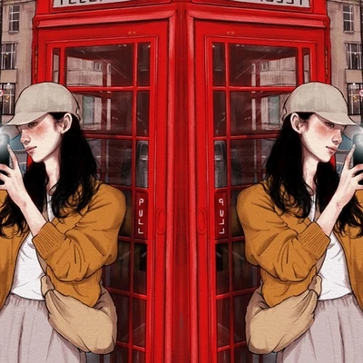 2 cô gái đang cầm điện thoại dựa vào cột telephone