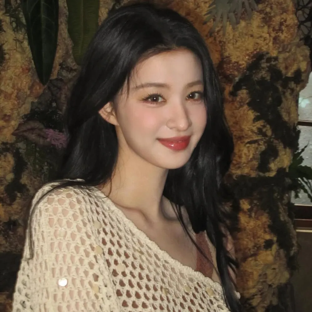 Vương Sở Nhiên cười mỉm