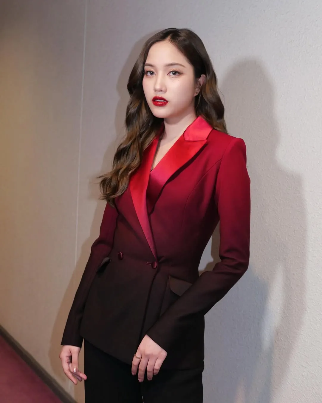 Thời trang suit đỏ của Freen Sarocha