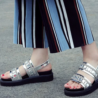 sandals kết hợp cùng các món đồ mùa hè