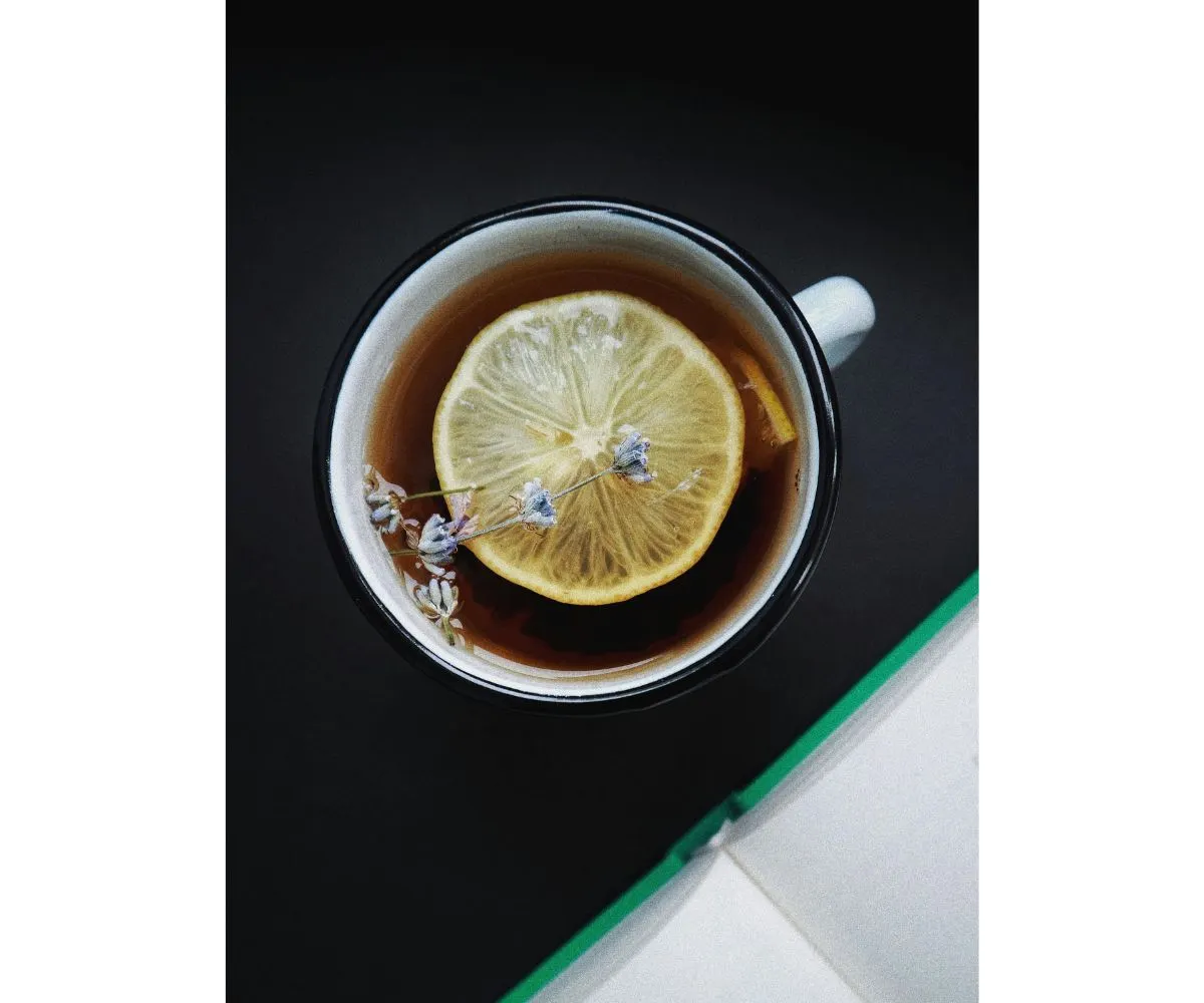 Tách trà oải hương với lát chanh và hoa lavender khô.