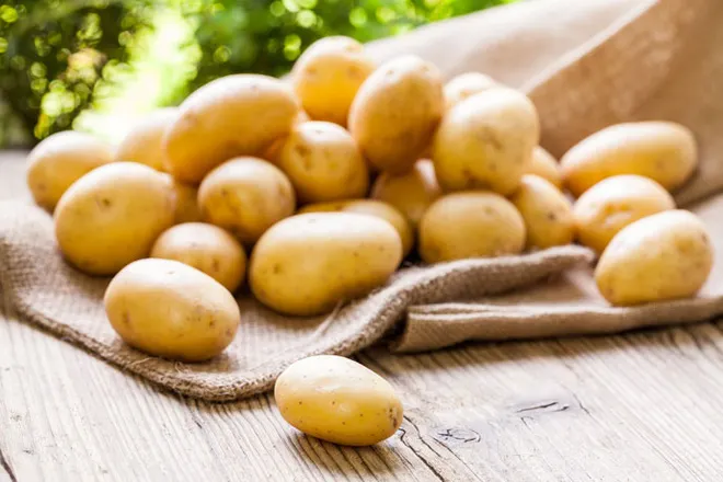Trong khoai tây chứa nhiều ka li, vitamin C và khoáng chất giúp duy trình độ khỏe mạnh của tóc