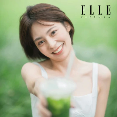 cô gái uống matcha hạnh phúc