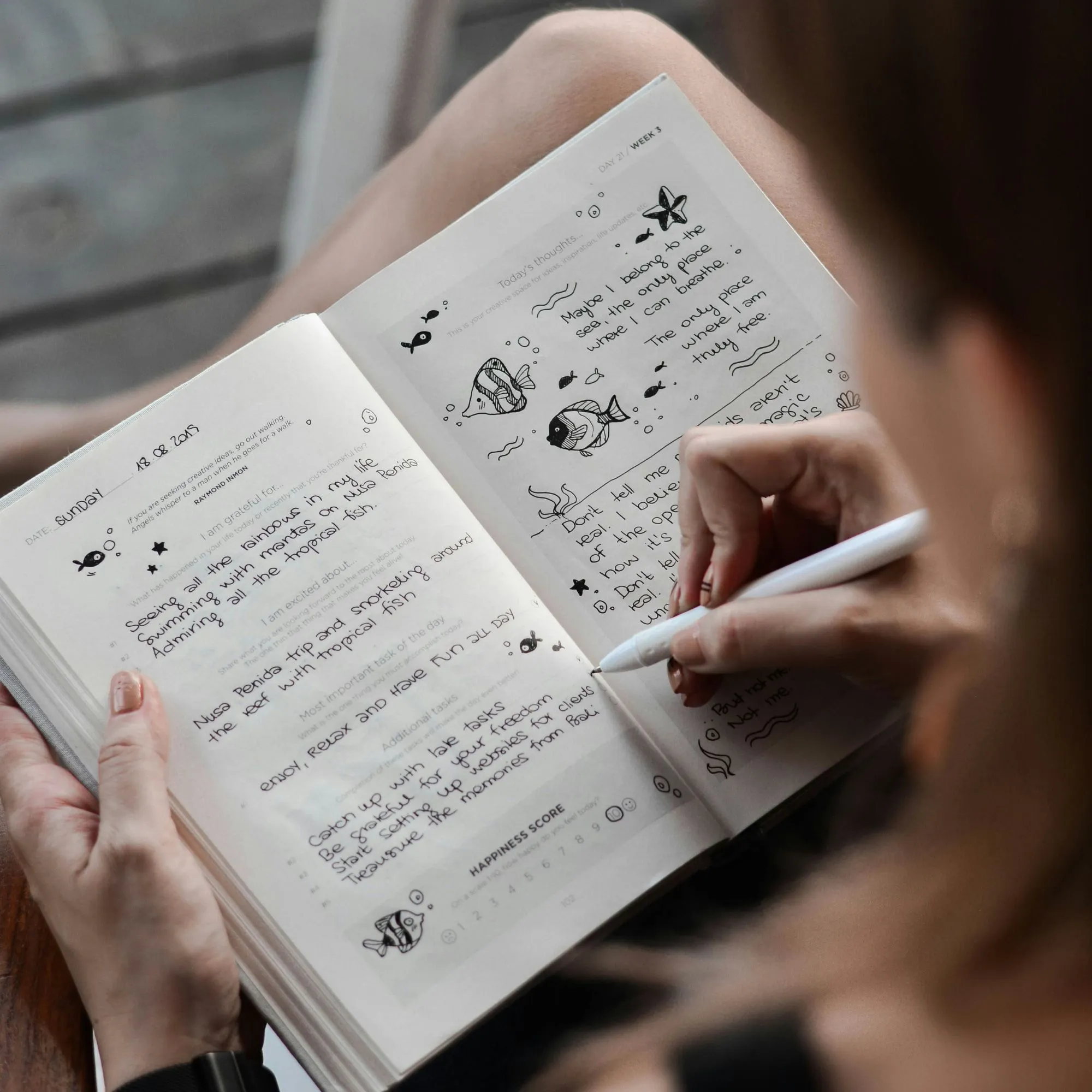 cô gái ghi chú tiết kiệm 