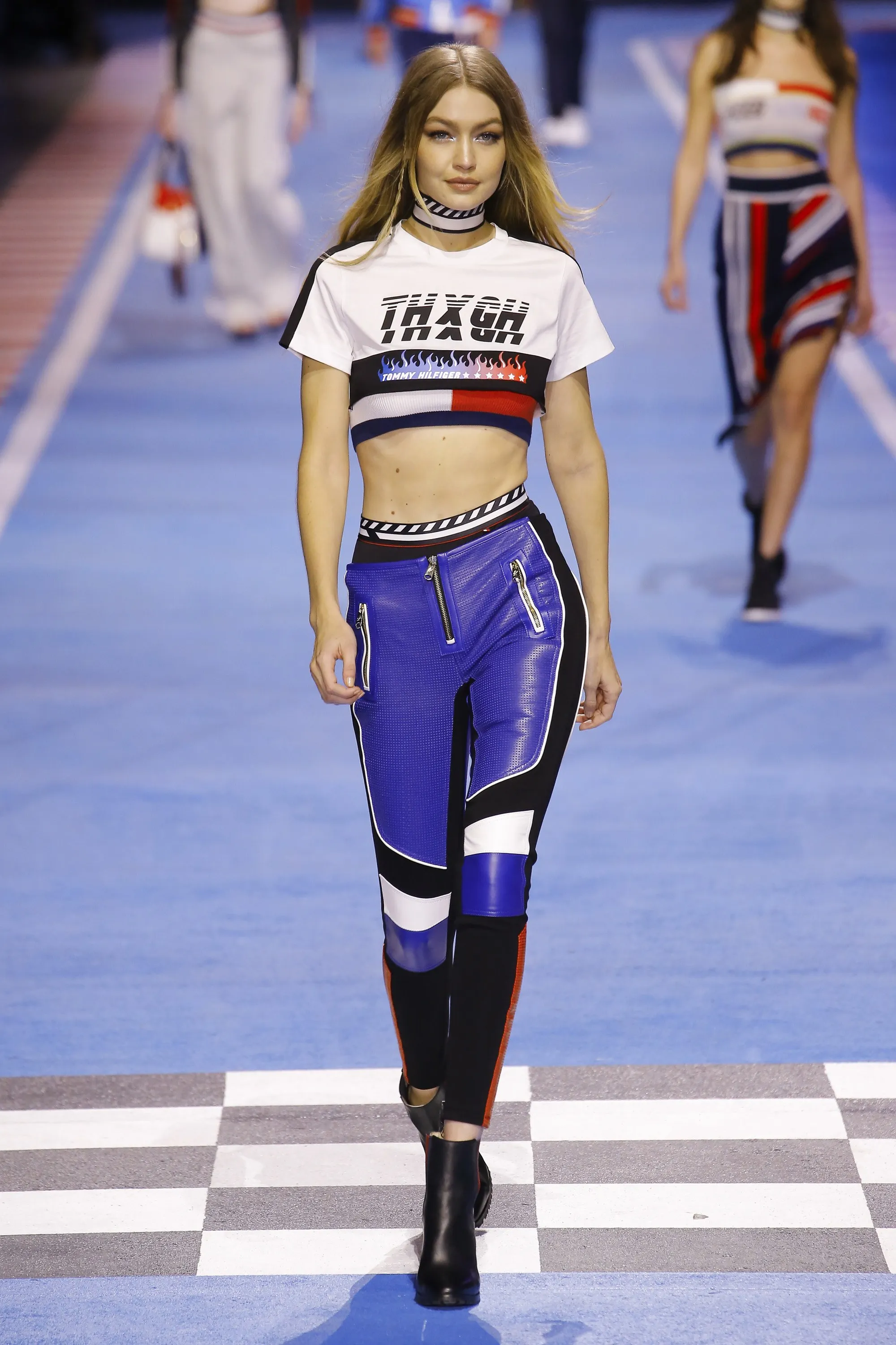 Thương hiệu Tommy Hilfiger biến sàn diễn thời trang thành đường đua công thức 1 