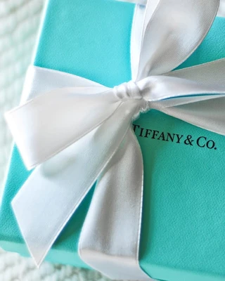 Bên trong chiếc hộp màu xanh của Tiffany & Co.