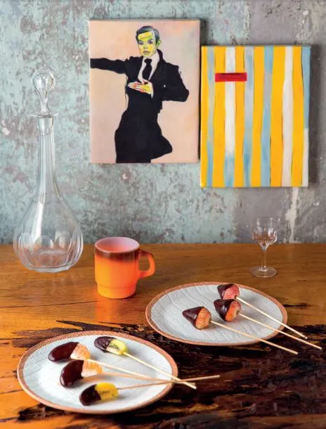 Tác phẩm Concep Art của nghệ sĩ Achie Pizzini ANTIQUE STREET; Ly café Fire King Vintage 250.000 VNĐ; Bộ bình rượu pha lê và 6 ly pha lê Vintage 4.500.000 VNĐ; Đĩa gốm trắng Chiangmai 380.000 VNĐ SADEC DISTRICT Món ăn: Trái cây cuộn sôcôla SI RESTAURANT