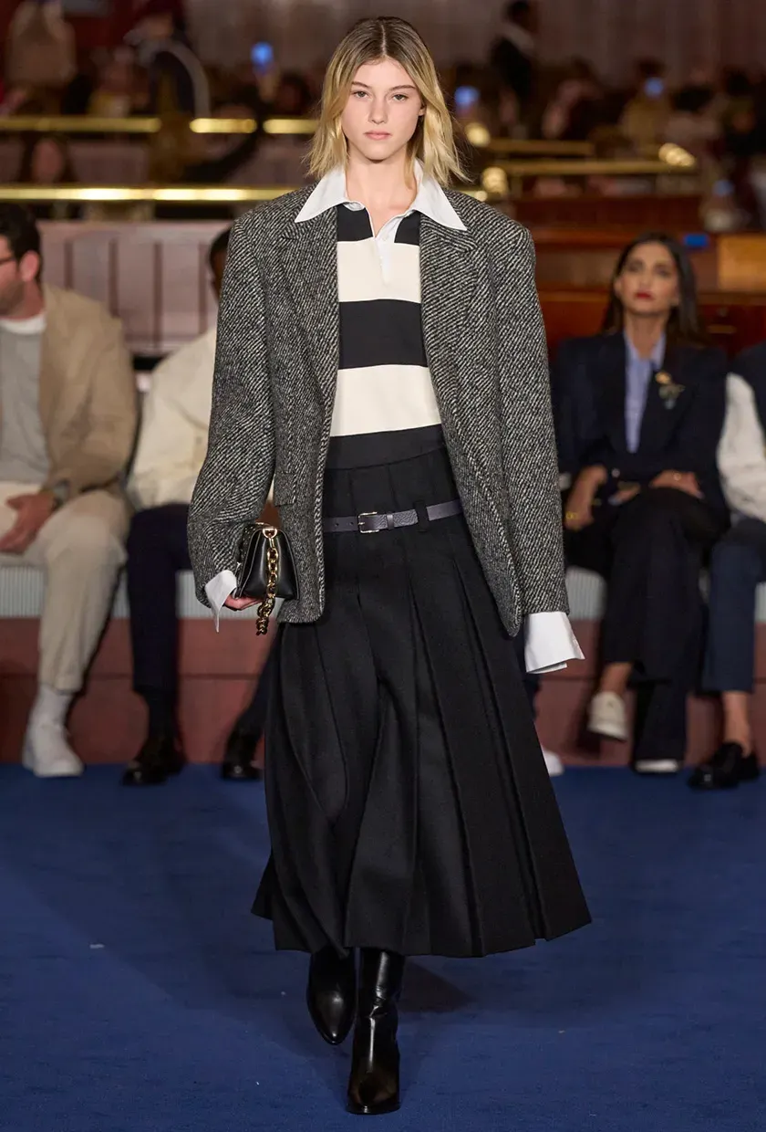 Sự kết hợp hoàn hảo giữa áo polo và trench coat xám