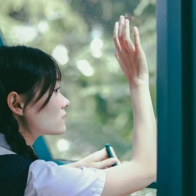 cô gái nhìn ra cửa sổ