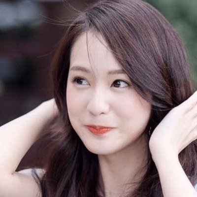cô gái trị thâm mụn