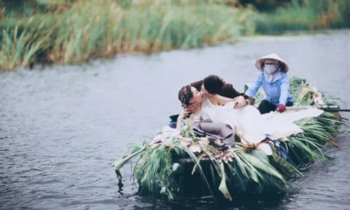 Nét hoang sơ và thơ mộng của Tràng An chính là điểm hấp dẫn các cặp đôi đến chụp ảnh cưới