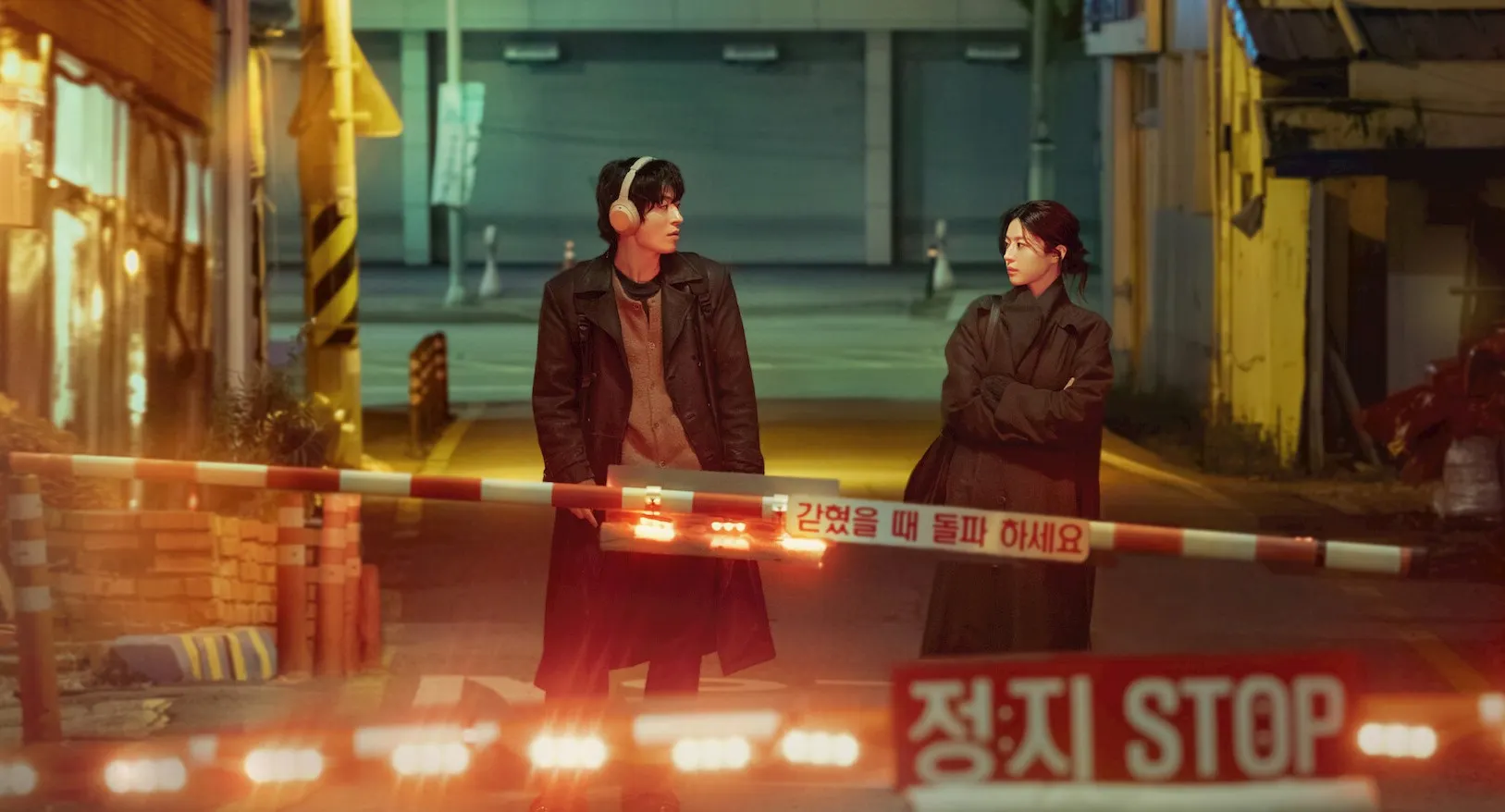 Cảnh quay hai nhân vật chính gặp nhau ở nơi dừng chờ tàu qua trong phim We Are All Trying Here