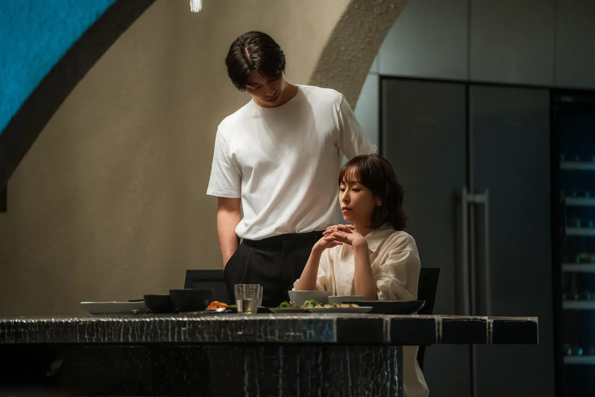 Gong yoo diện áo phông quần tây đen