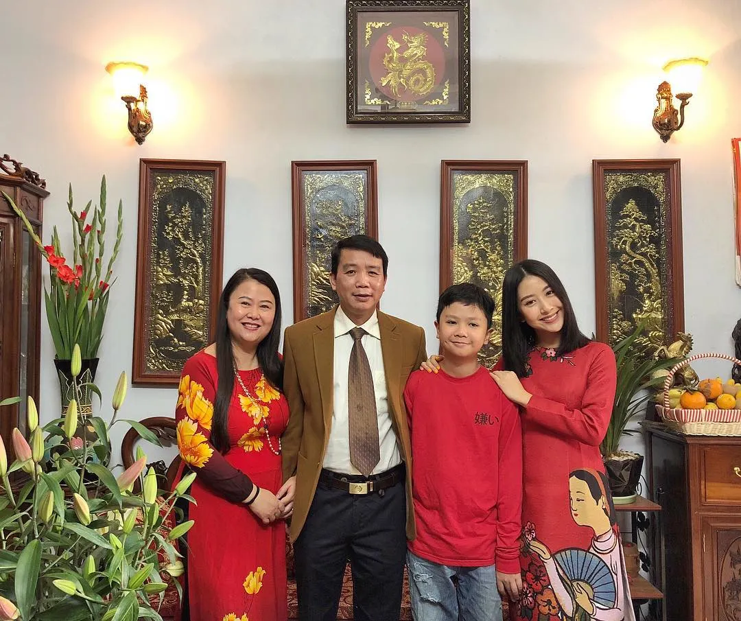 trang phục Tết 2018 màu đỏ gia đình quỳnh anh shyn