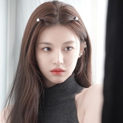 acid lactic - diễn viên Go Yoon Jung mặc áo tank top màu xám và xõa tóc để chụp ảnh chân dung