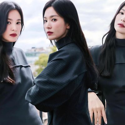 Song Hye Kyo mặc đầm tay dài màu đen và tạo kiểu tóc xõa thẳng để chụp ảnh tại Milan Fashion Week