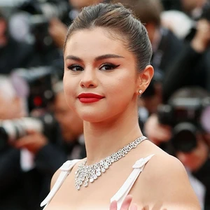 mỹ phẩm làm đẹp của Selena Gomez ft01