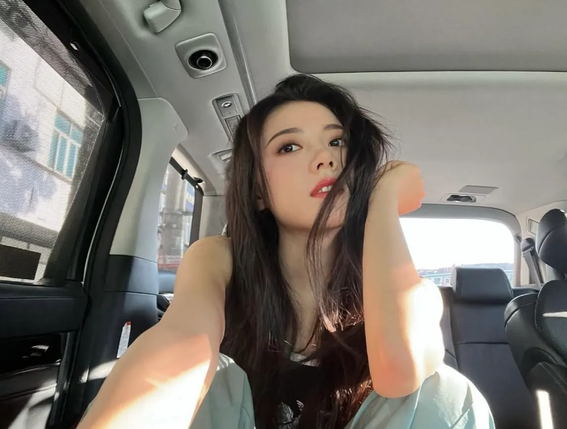 Triệu Kim Mạch chia sẻ  hình ảnh đời thường. 