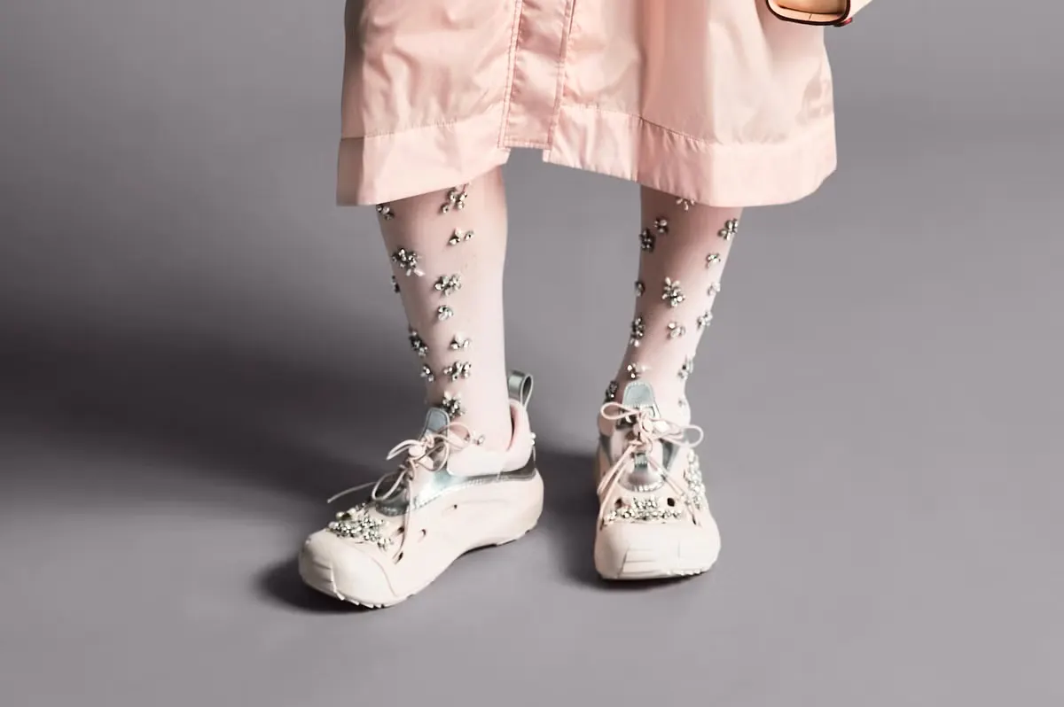 Giày móc charm màu trắng của Simone Rocha
