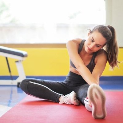 Các bài tập đơn giản giúp cô nàng lười giảm mỡ bụng.