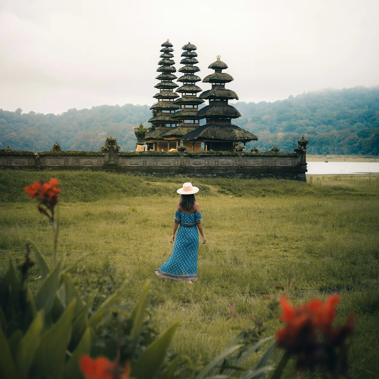 Cô gái đứng giữa khung cảnh yên bình tại Bali địa điểm thích hợp du lịch cho xu hướng du lich ngủ