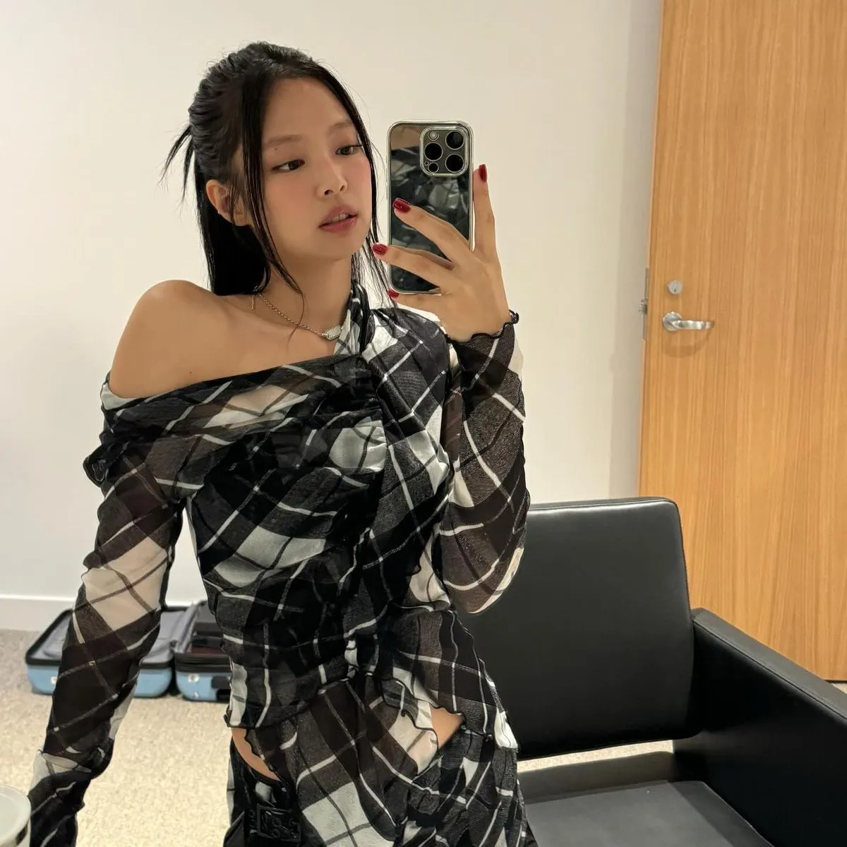 mẫu nail đỏ cổ điển kết hợp với áo hoạ tiết ca rô Jennie yêu thích