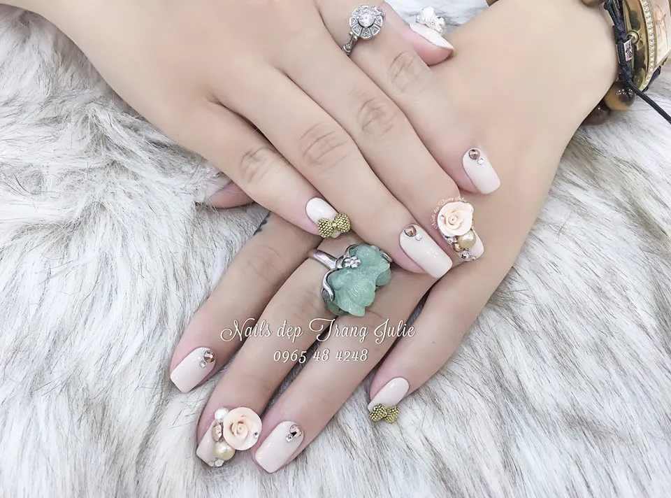 Trang Julie Nails có thể thực hiện được nhiều mẫu khó và phức tạp đòi hỏi trình độ tay nghề cao