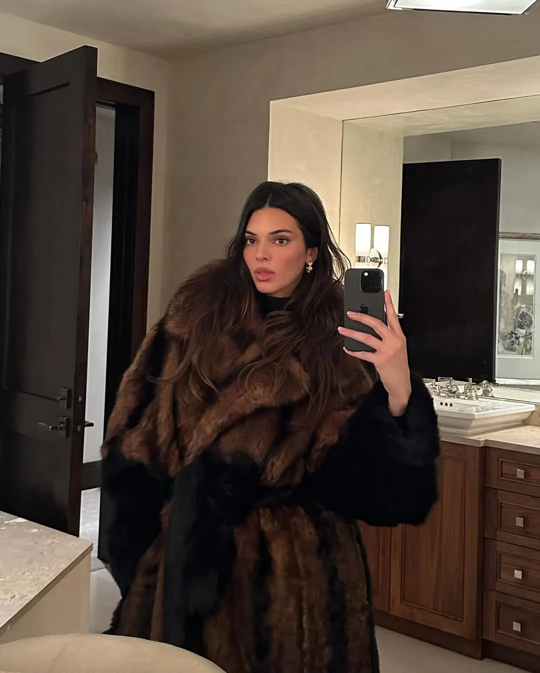 kendall diện phong cách old money 