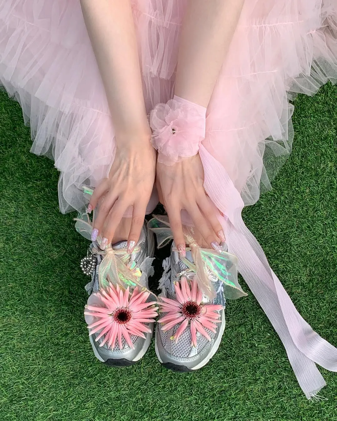 Irene (Red Velvet) tô điểm sneaker charm