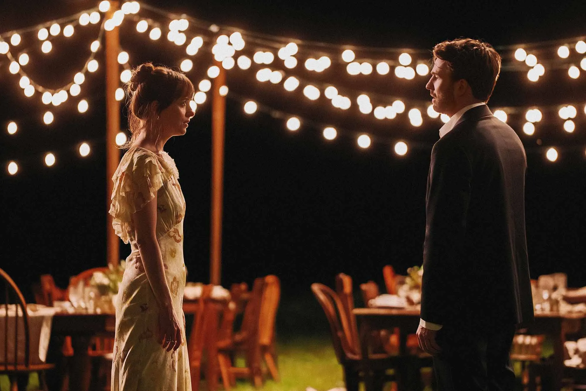 Dakota Johnson and Chris Evans in Materialists 2025 elle vietnam
