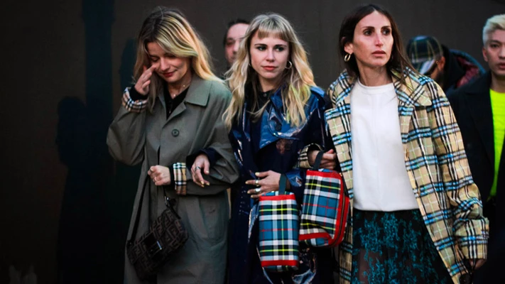 Kẻ caro cổ điển từ street style Tuần lễ thời trang London Thu - Đông 2018