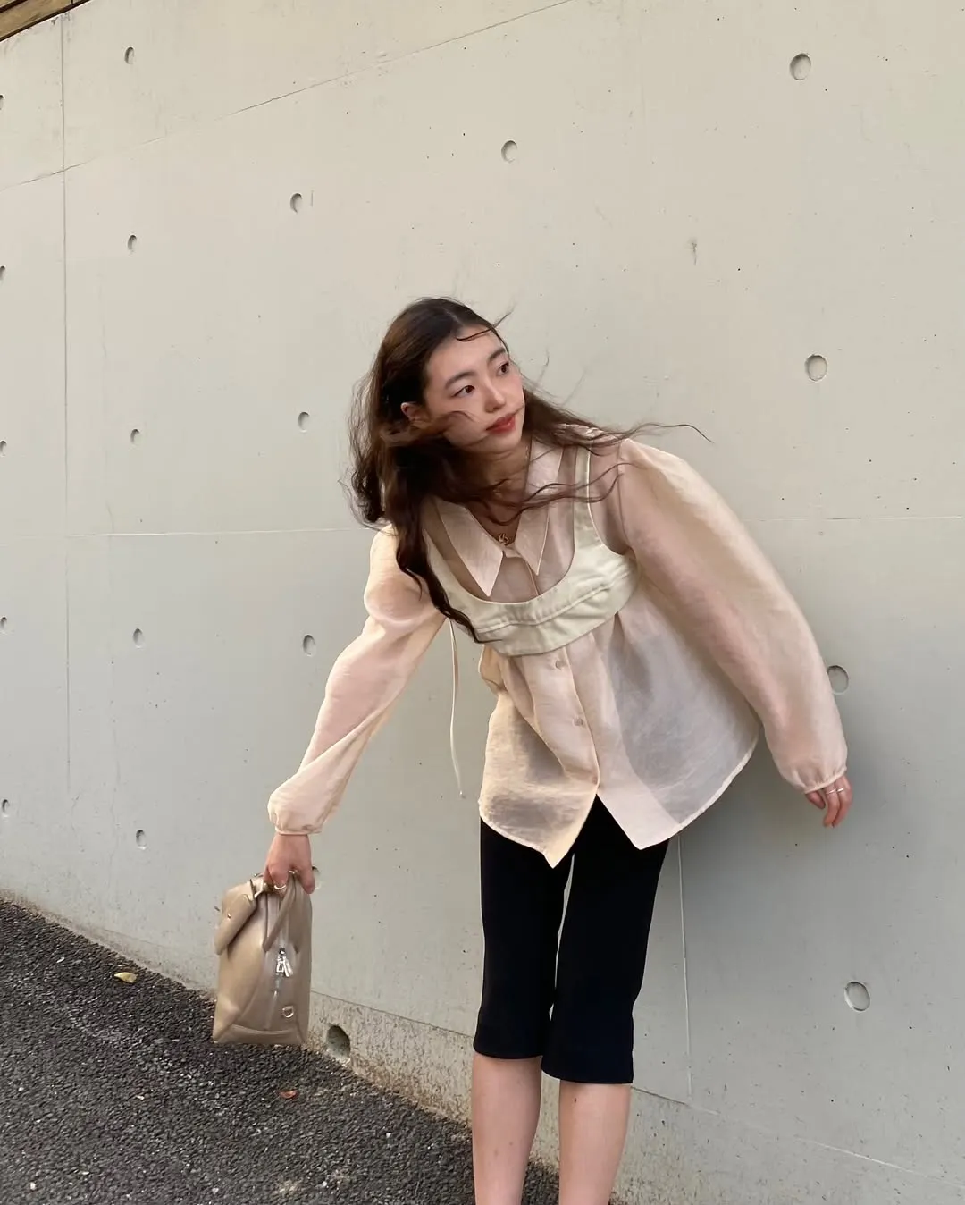 chaaemonie  diện áo blouse quần lửng 