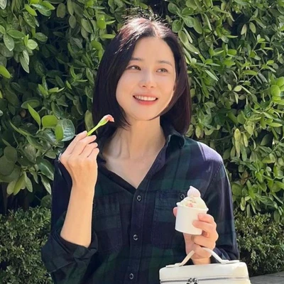 Lee Bo Young dưỡng da rạng rỡ ở độ tuổi 45.