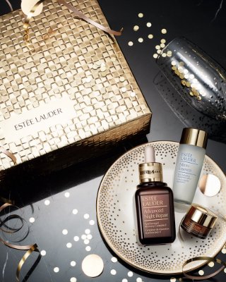 Estee Lauder mua le hoi