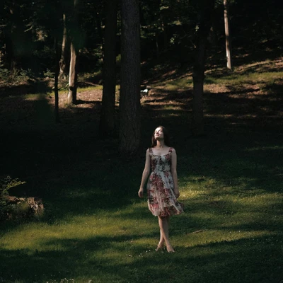 cô gái dạo bộ dưới ánh nắng tử vi ngày 22/3/2026