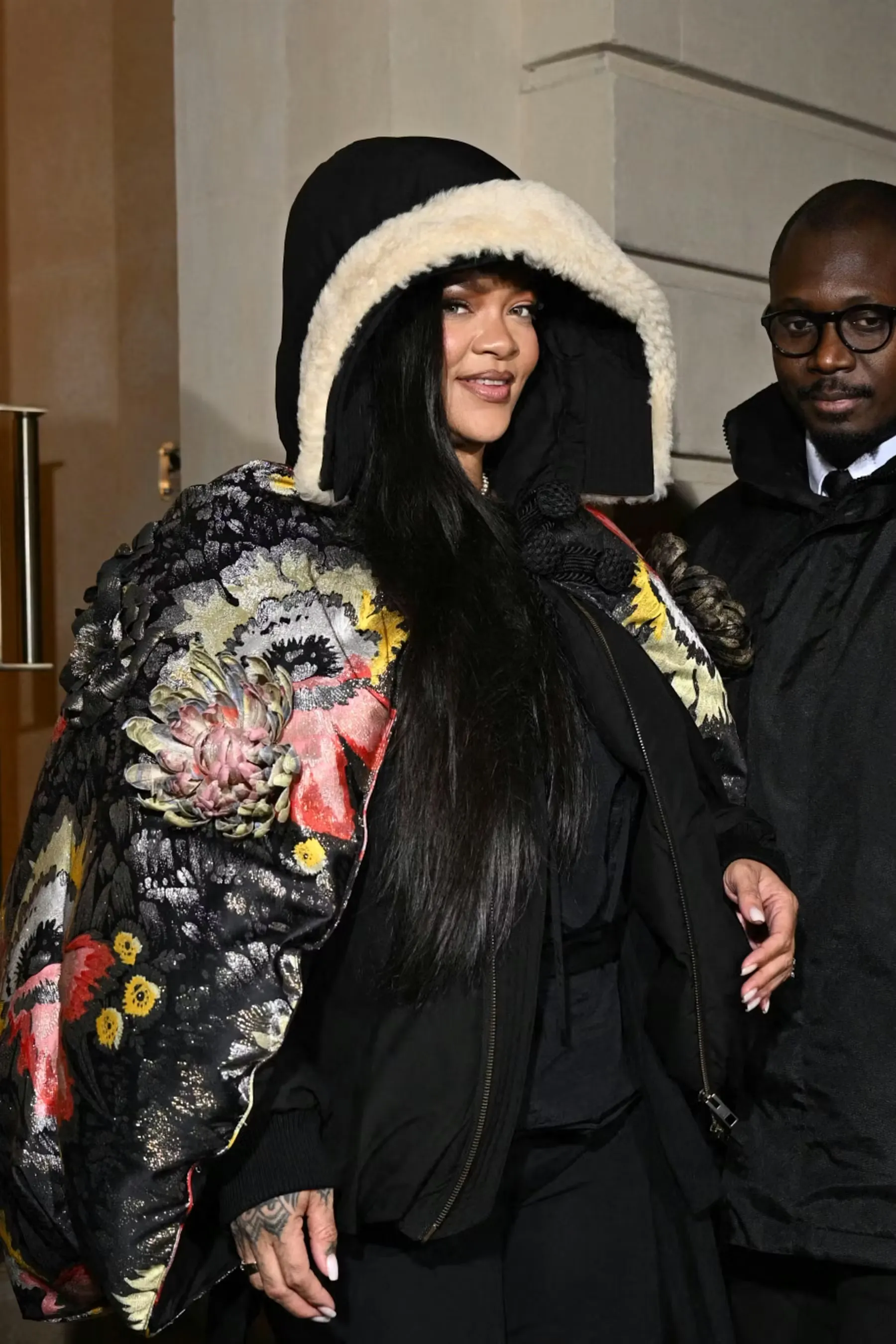 Rihanna diện chiếc áo khoác Puffer Cape thêu hoa 3D từ bộ sưu tập Dior Men Thu 2026