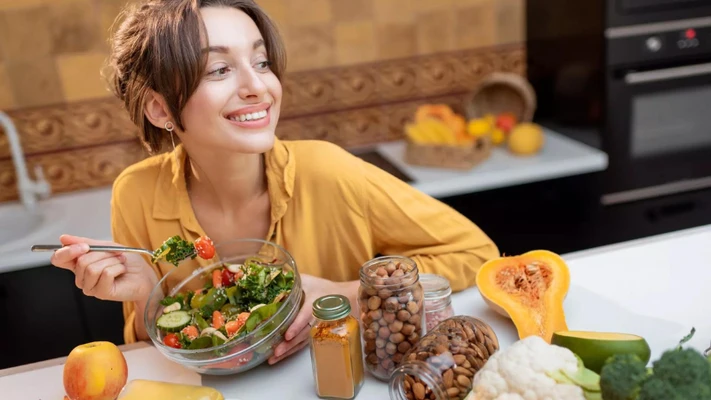 Cô gái ngồi ăn salad - Chế độ ăn 16/8
