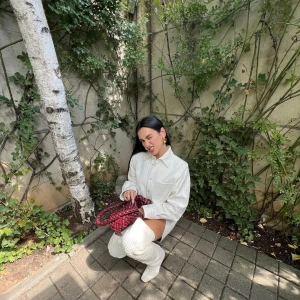 Dua Lipa và túi bottega
