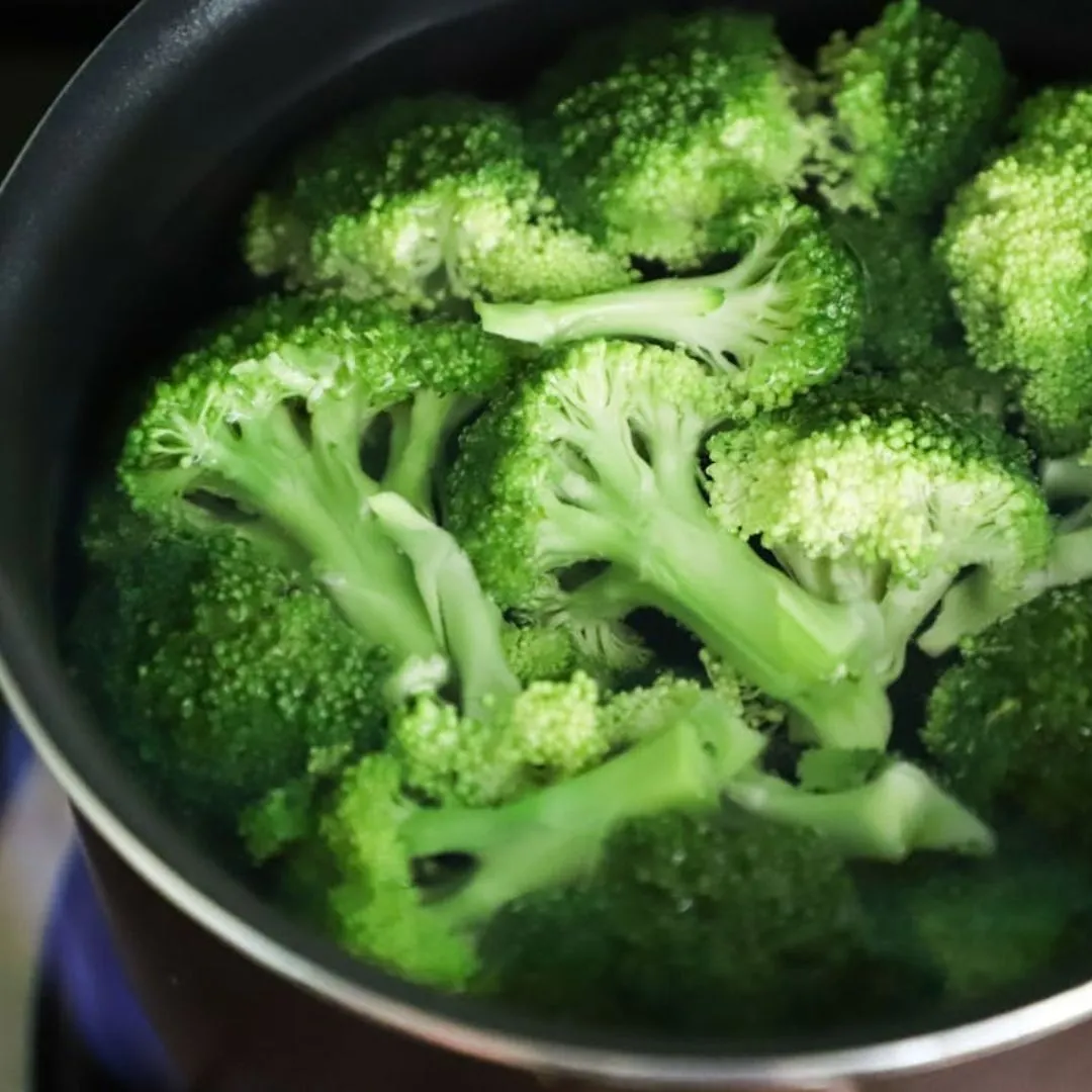 bông cải xanh trong nồi luộc