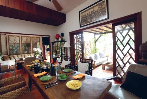 Phòng ăn gây ấn tượng bởi chiếc bàn lớn được tạo từ một phiến gỗ đã lên vân