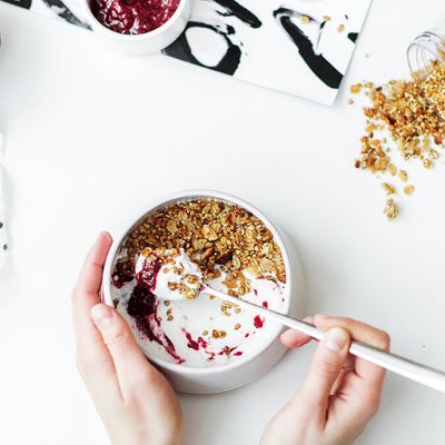 phòng tránh nguy cơ ung thư sữa chua và hạt trên nền trắng
