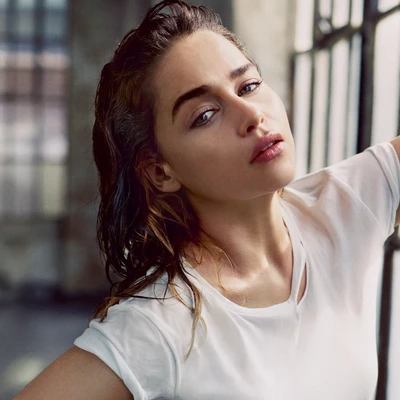 Nhan sắc 'Mẹ Rồng' Emilia Clarke
