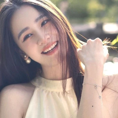 nhân sâm - Cô gái nghiêng đầu cười