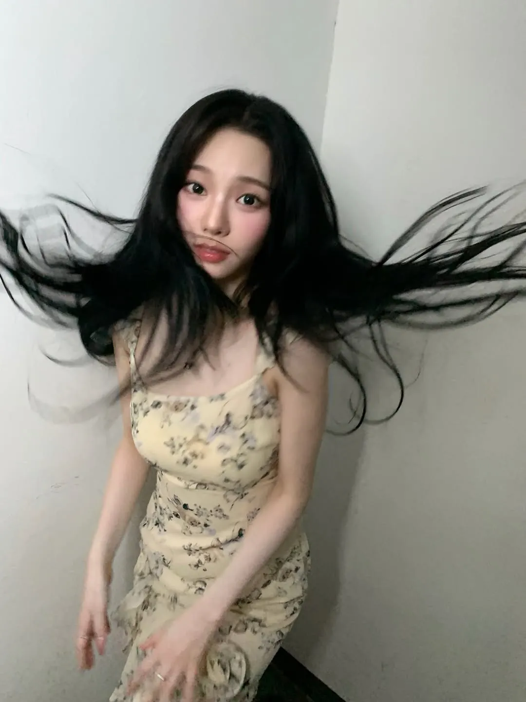 Karina trong thiết kế váy hoa nhí.