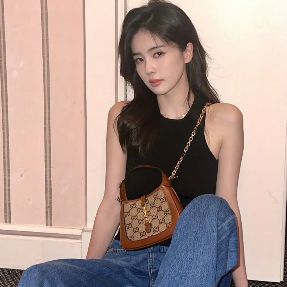 bạch lộc diện túi Gucci 