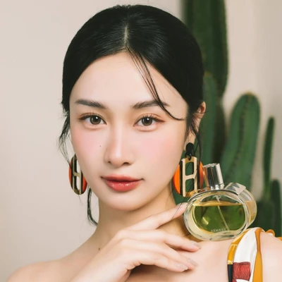 Diễn viên, KOL Jun Vũ đặt lo nước hoa lên vai.