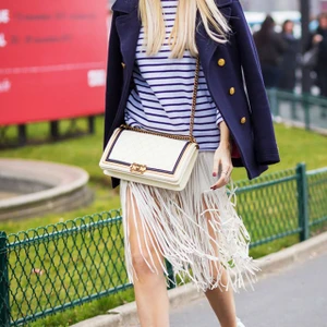 thời trang tuổi 30 với áo kẻ sọc